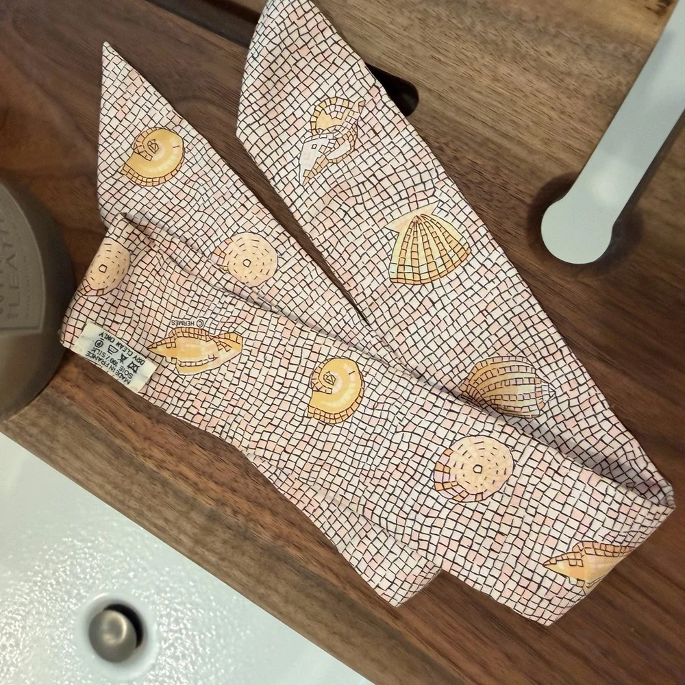 AUTHENTIC NEW Hermes Twilly- Shell & Seashell Printed Silk Scarf - Picture 3 of 3